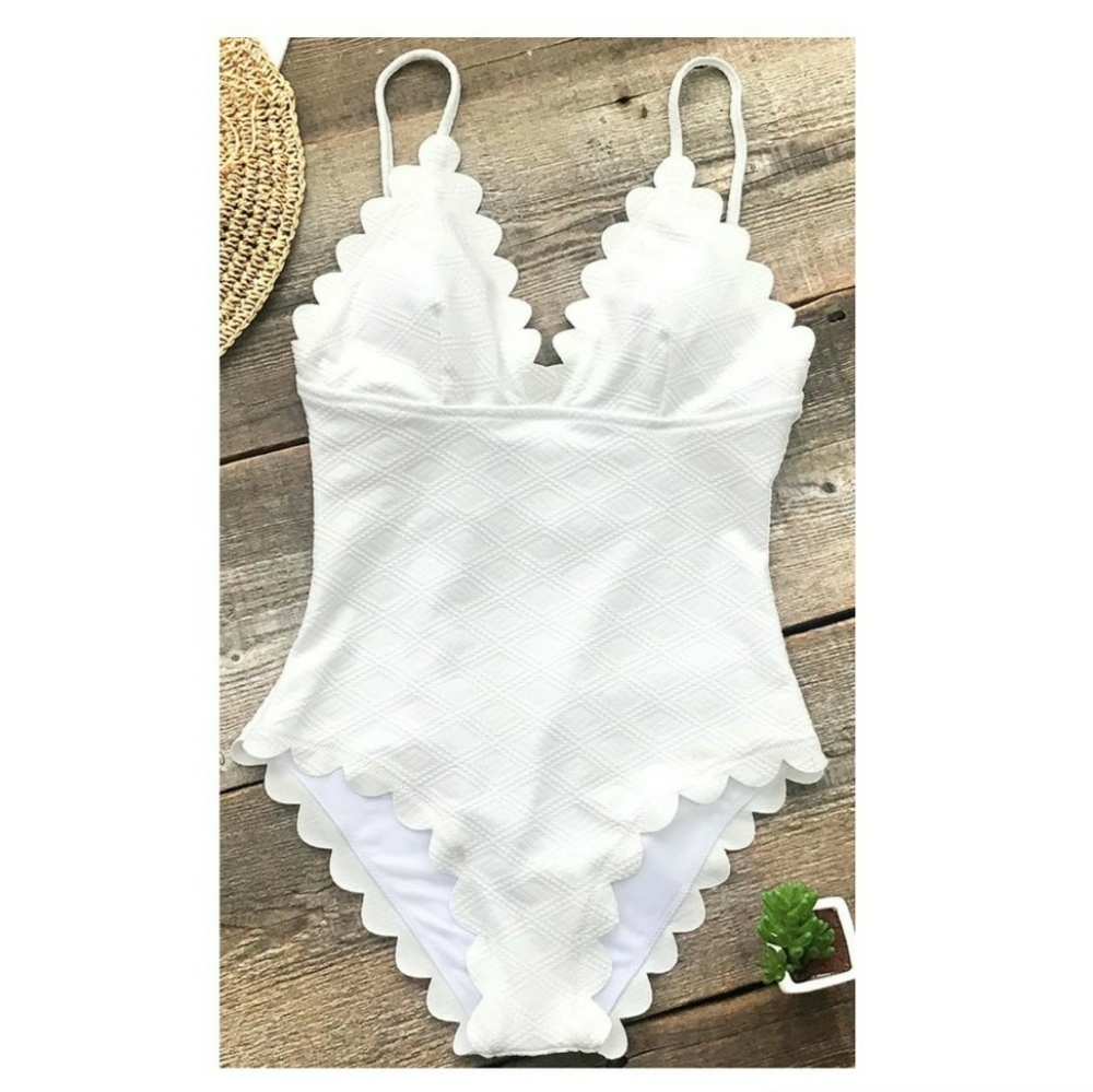 Cupshe Eve scalloped one piece swimsuit S